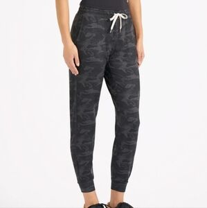 Vuori performance dreamknit women's jogger small long gray black heather camo